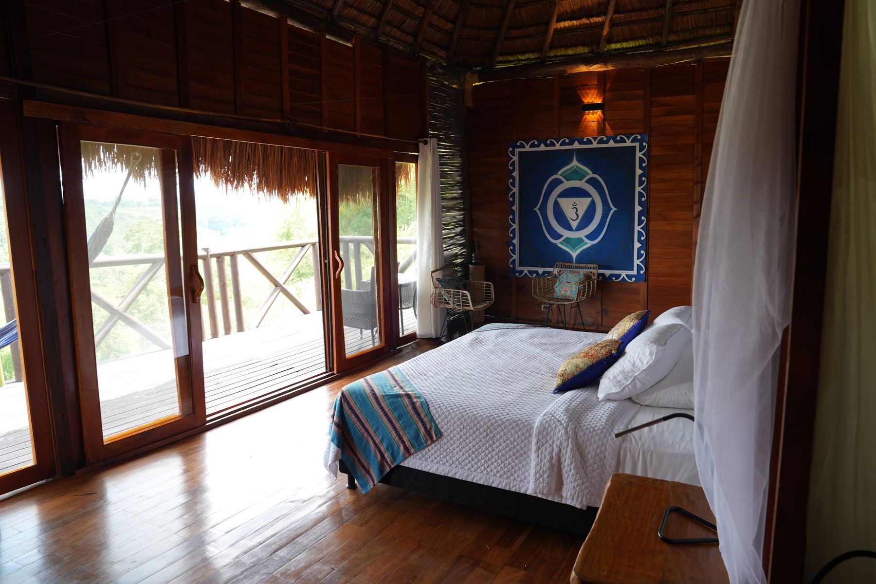 Habitación con ventanal y balcón