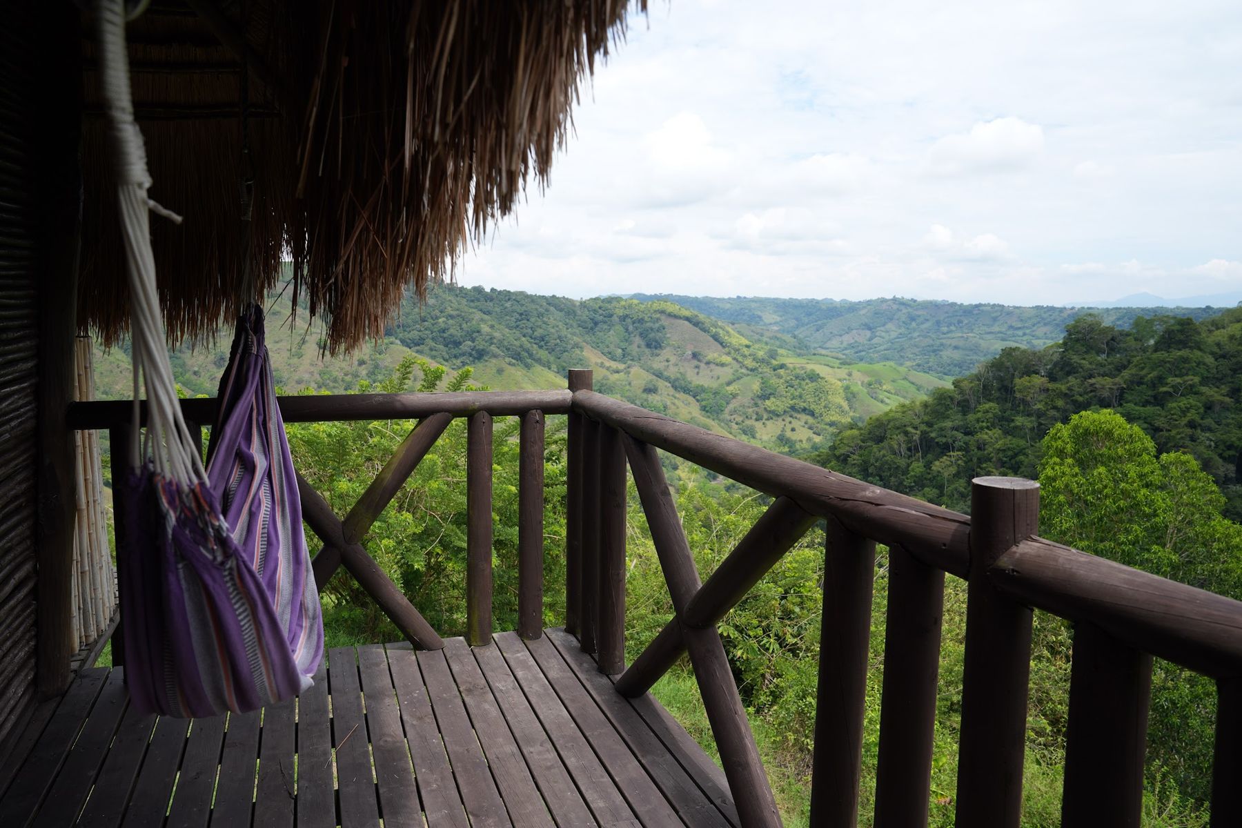Vista desde el balcón hacia las montañas del Quindío